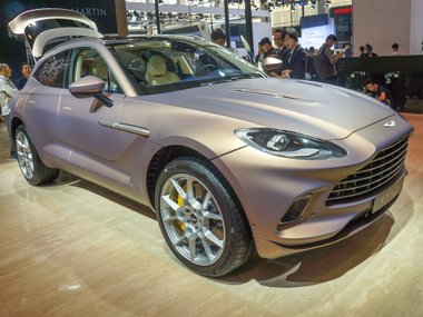 slide image for gallery: 25347 | Aston Martin DBX