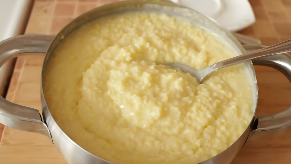 Кастрюля жидкой пшенной каши крупным планом Кастрюля жидкой пшенной каши крупным планом