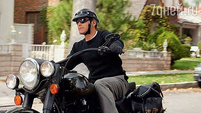 Джордж Клуни на мотоцикле