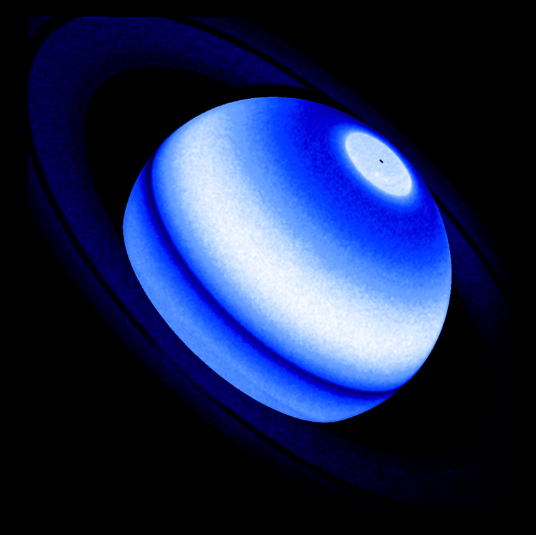 Составное изображение Сатурна. Считается, что частицы ледяных колец, попадающие в атмосферу на определенных широтах, и сезонные эффекты вызывают нагревание атмосферы, из-за которого водород в верхних слоях атмосферы отражает больше солнечного света. Фото: NASA