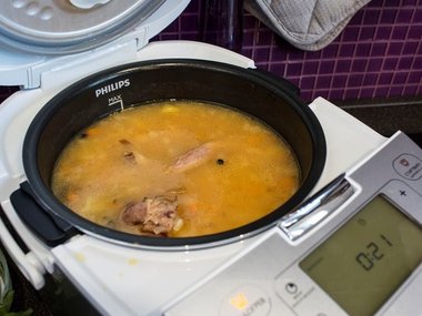 Slide image for gallery: 3789 | Комментарий «Леди Mail.Ru»: Гороховый суп варился очень долго - больше двух с половиной часов...