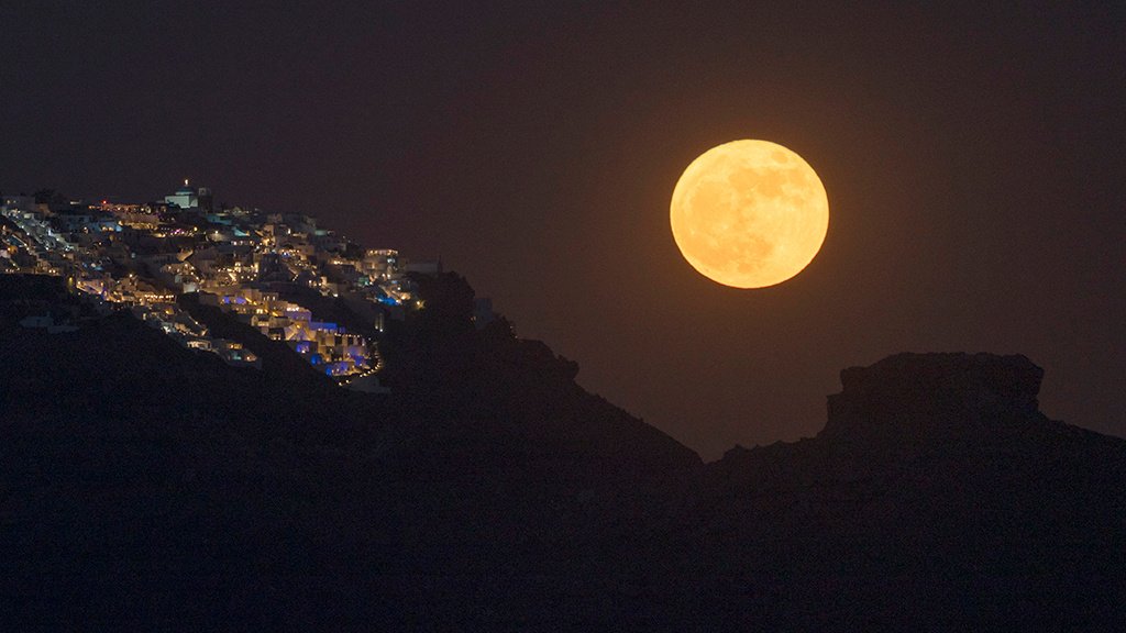 Сегодняшняя Луна будет самой огромной за лет