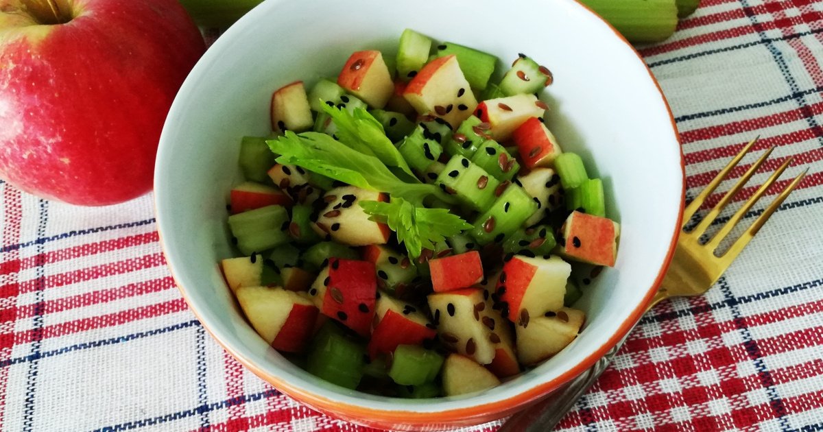 Салат из сельдерея с яблоками и редиской