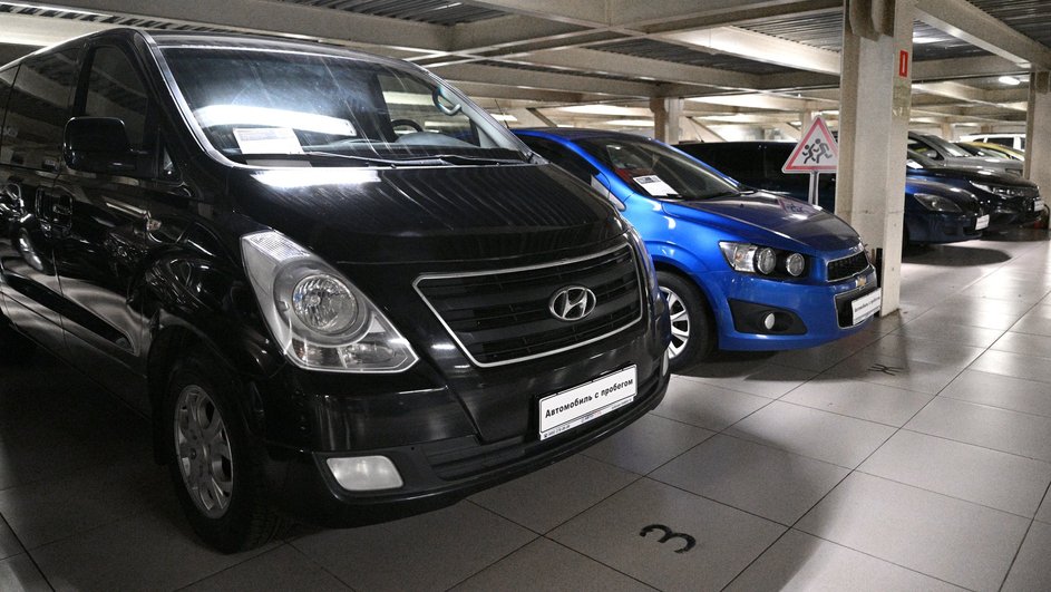 Автомобиль Hyundai в автосалоне в Москве. Автомобиль Hyundai в автосалоне в Москве.