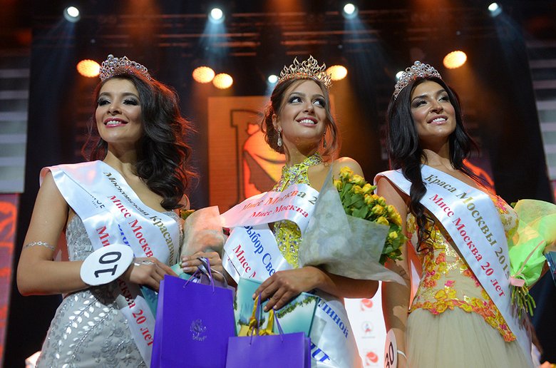 Занявшая в конкурсе третье место Зарина Киргизова, Оксана Воеводина, и Орнелла Шигапова, обладательница титула второй вице-мисс