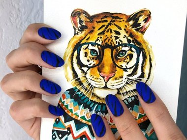 Slide image for gallery: 15839 | Полоски на матовых синих ногтях. Фото: @nails_u.stegnienko