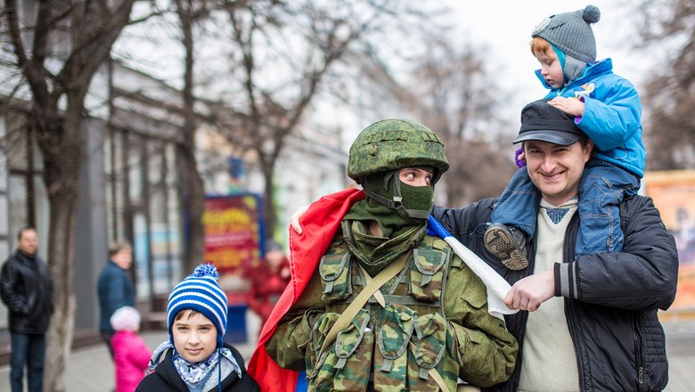 Жители Симферополя фотографируются с военным, 2014 год. Жители Симферополя фотографируются с военным, 2014 год.