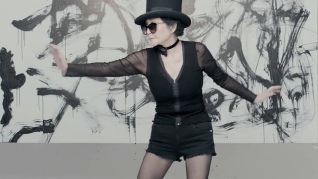 Йоко Оно в клипе Bad Dancer Йоко Оно в клипе Bad Dancer