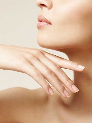 Косметологи рекомендуют ухаживать за кожей рук как можно раньше