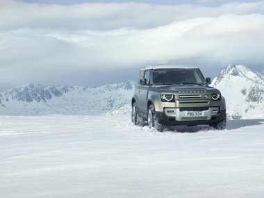 slide image for gallery: 24989 | Land Rover Defender