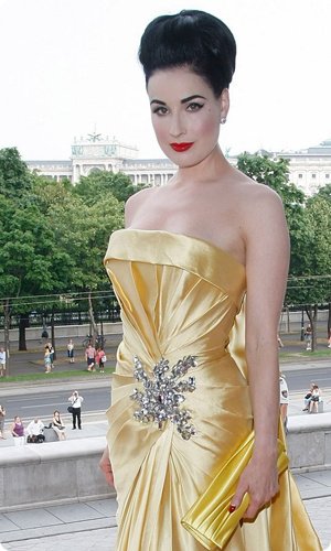 Дита фон Тиз в золотистом платье