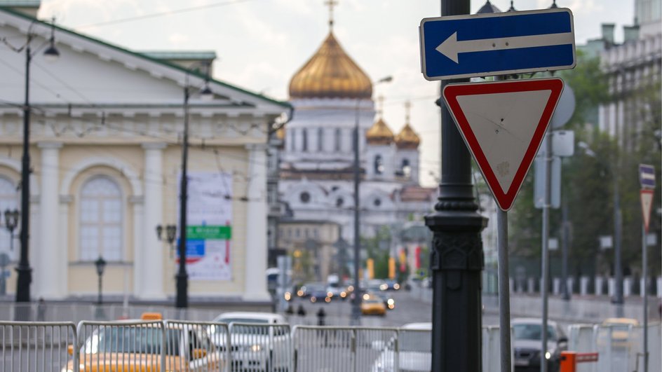 Дорожные знаки "Уступите дорогу" и "Выезд на дорогу с односторонним движением" на Моховой улице Дорожные знаки "Уступите дорогу" и "Выезд на дорогу с односторонним движением" на Моховой улице