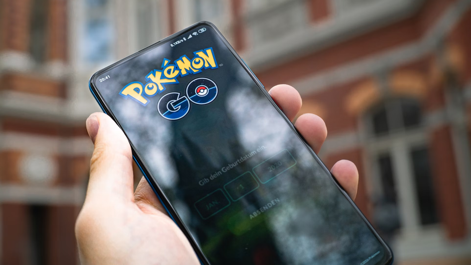 приложение Pokemon Go на экране смартфона