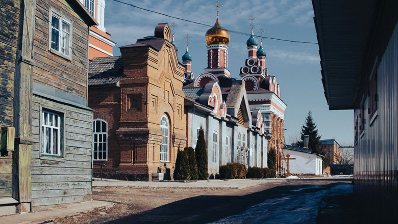 Православная церковь на улице.