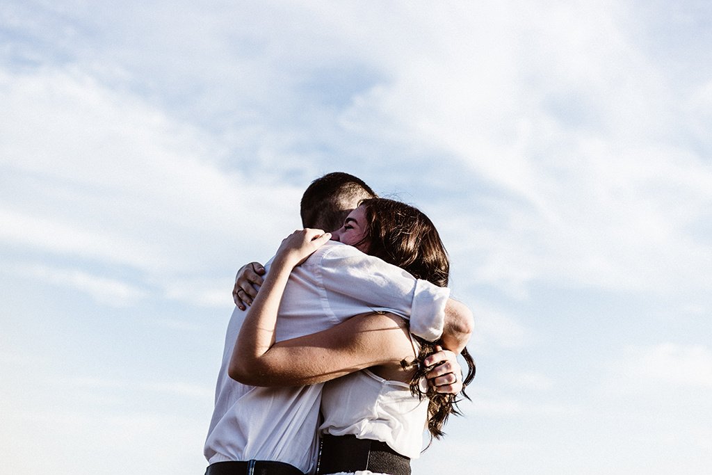 Обнимайте друг друга крепко. Люди обнимаются. Два человека обнимаются. Пара обнимается. Обнимашки людей.