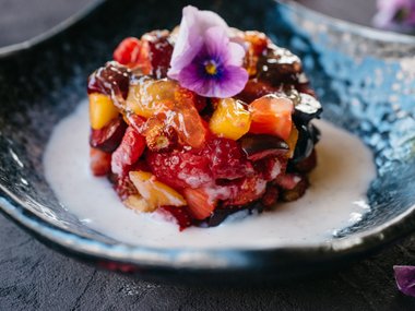Slide image for gallery: 7411 | В ресторане «Недальний Восток» цветком фиалки украшают фруктовый тартар