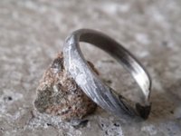 Content image for: 492860 | Мужчина сделал для невесты кольцо из метеорита