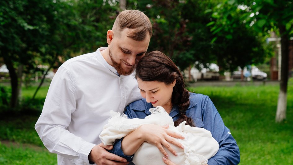 Родители с новорожденным ребенком во время выписки