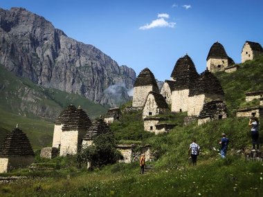 Даргавс в Северной Осетии. Удивительный некрополь на Кавказе. Земли в ущельях гор было так мало, что жившие здесь 600 лет назад аланы выбрали скалистое место для усыпальниц – со временем в 95 склепах похоронили более 10 тысяч человек.