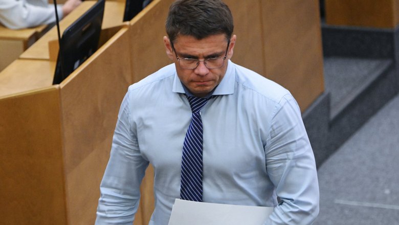 Депутат Боярский: Госдума ограничит выдачу банковских карт