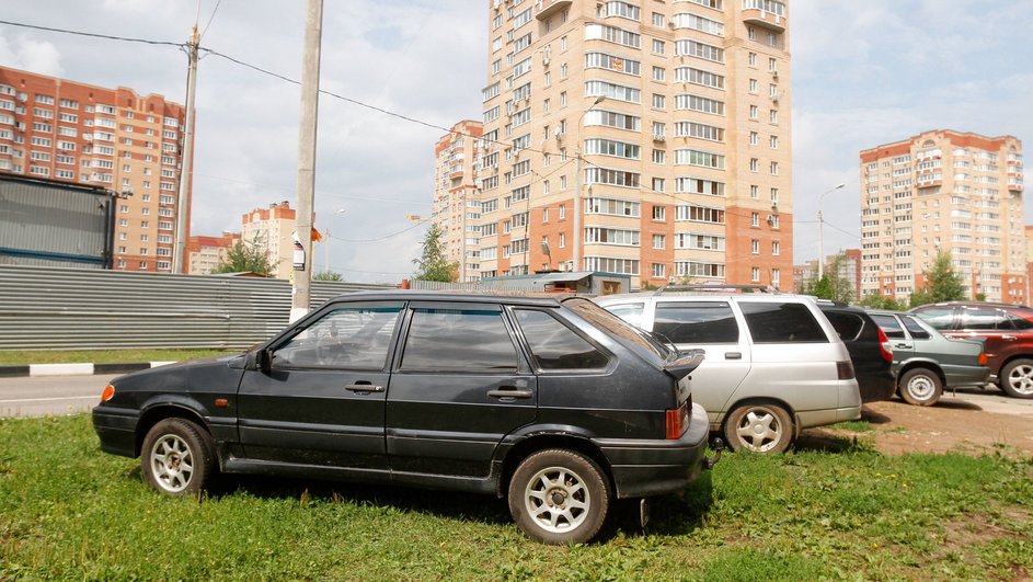 Припаркованные на газоне автомобили 