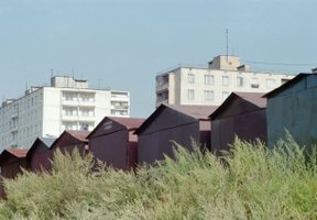 Металлические гаражи на фоне панельных домов