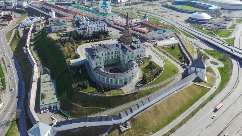 Город также имеет официально закрепленный статус «третьей столицы России». Исторически же город был столицей Казанского ханства. Здесь даже есть свой Кремль. Построенный в X веке, он является объектом Всемирного наследия ЮНЕСКО.