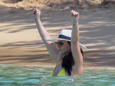 Slide image for gallery: 11246 | Лимонное бикини и шляпа: Бритни Спирс показала располневшую фигуру на пляже