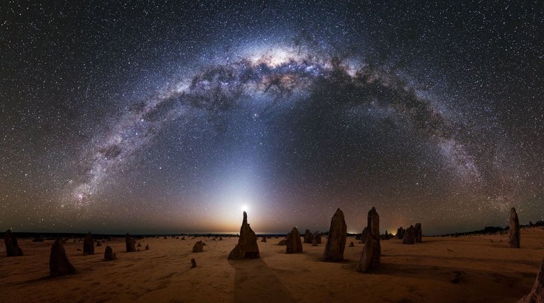 Млечный путь, на переднем плане — Pinnacles, необычные каменные шпили в Национальном парке Nambung в Западной Австралии. Фото: Майкл Го/NASA