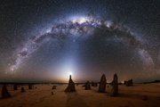 Млечный путь, на переднем плане — Pinnacles, необычные каменные шпили в Национальном парке Nambung в Западной Австралии. Фото: Майкл Го/NASA