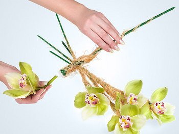 Slide image for gallery: 917 | Обрезаем наши орхидеи и сразу же вставляем цветы в флористические колбочки (чем меньше цветочный срез будет соприкасаться с воздухом, тем лучше).