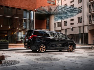 slide image for gallery: 26719 | Toyota Alphard