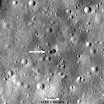 В результате столкновения образовался двойной кратер общей шириной примерно 28 метров. На фото слева он не виден, но его местоположение указано белой стрелкой. Фото справа увеличено в 3 раза, на нем кратер можно рассмотреть. Источник: NASA