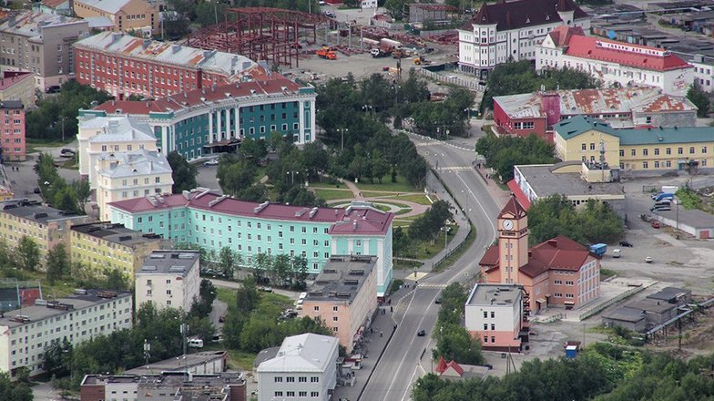 Вид на один из центральных кварталов города. В центре Кировска особенно заметно, какие грандиозные планы были у градостроителей.