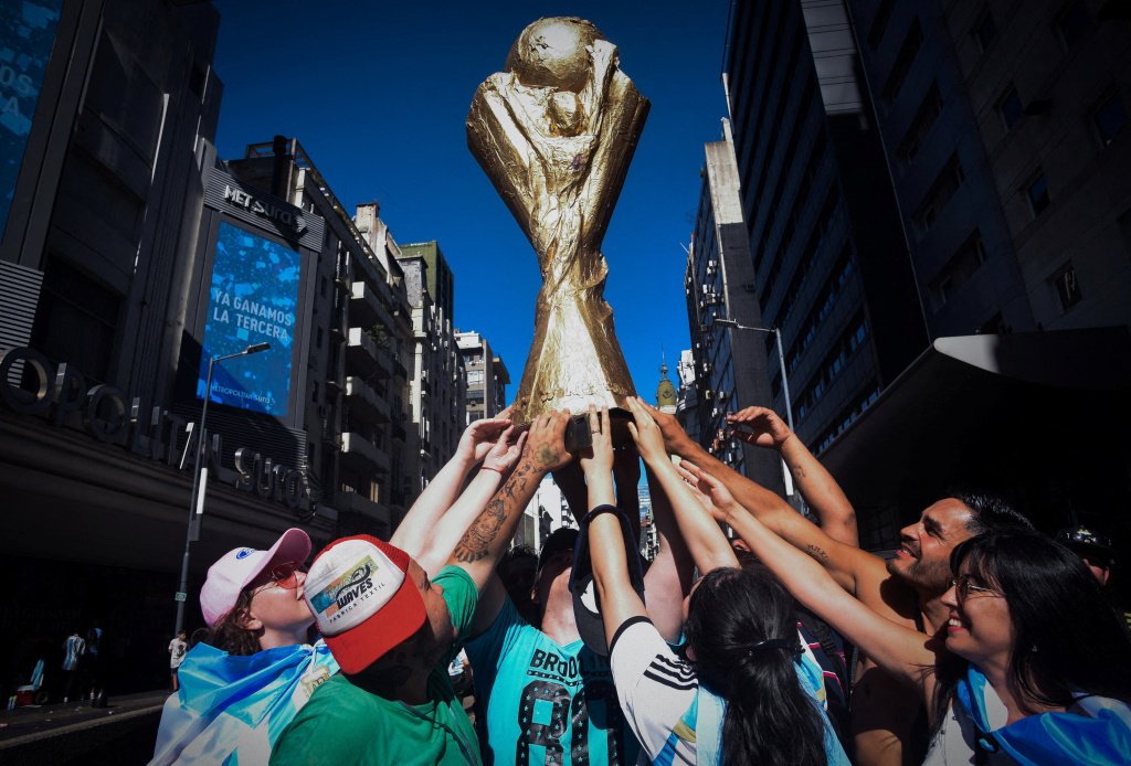 «Неописуемое безумие». Как Аргентина встретила своих чемпионов