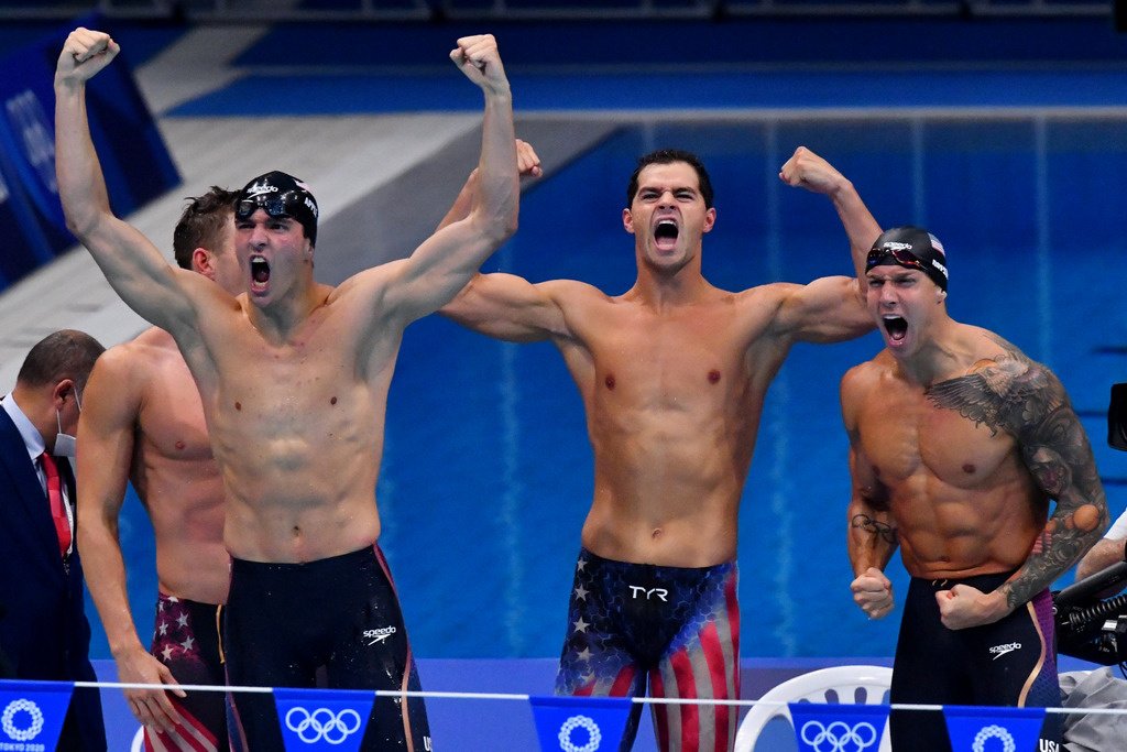 Американские пловцы с мировым рекордом выиграли комбинированную эстафету, россияне 4-е
