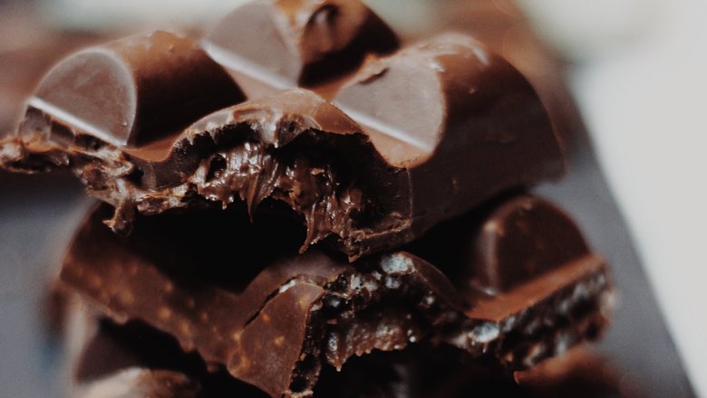 <figcaption> Многие мамы задаются вопросом, можно ли шоколад при грудном вскармливании </figcaption>