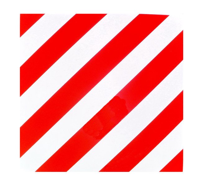 Опознавательный знак для крупногабаритного груза сделан в виде квадрата с диагональными чередующимися красными и белыми полосками.