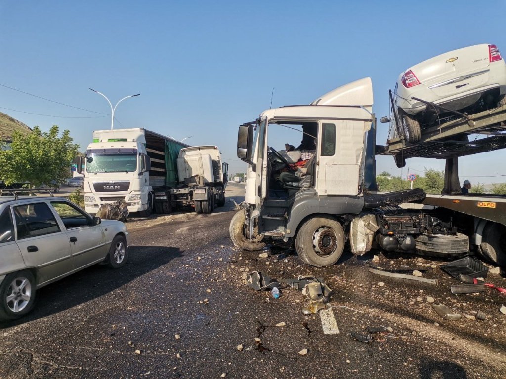 На трассе в Джизакской области грузовики столкнулись с автотрейлером -  Новости Mail.ru