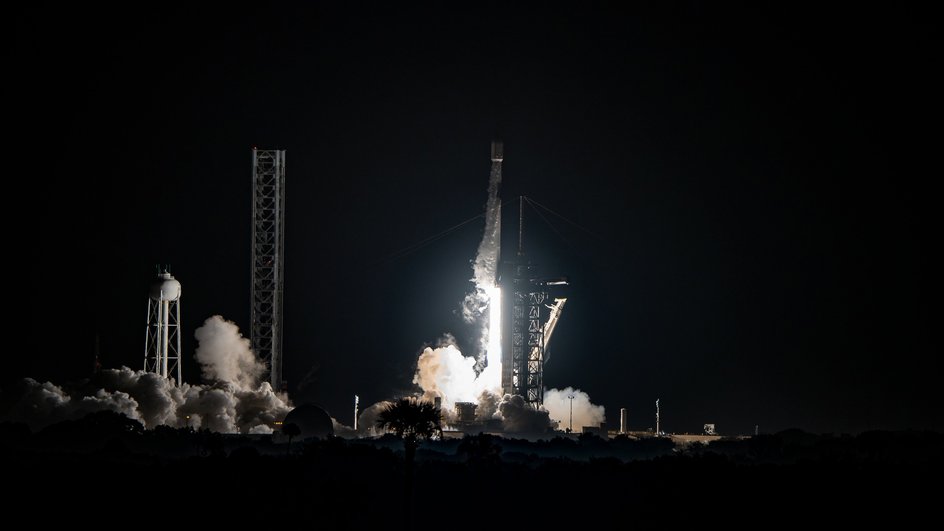Старт ракеты Falcon 9 ночью Старт ракеты Falcon 9 ночью