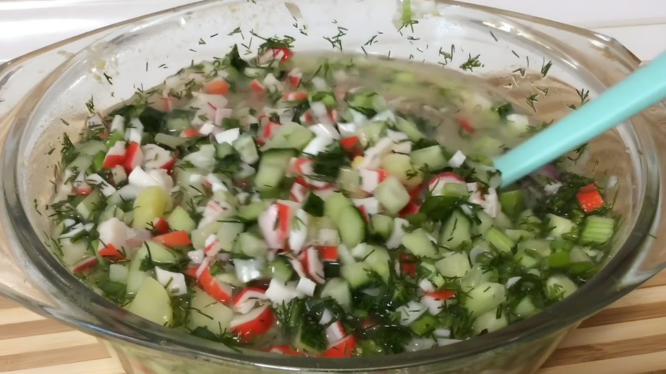 Тарелка постной окрошки с крабовыми палочками и ложкой крупным планом