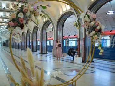 Свадебная церемония на станции «Маяковская» Московского метрополитена
