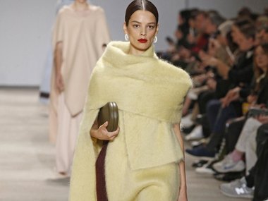 Slide image for gallery: 14259 | Шарф-плед. Дизайнеры настаивают, что в холодное время года шарф должен как следует согревать, а потому, чем он объемнее и пушистее, тем лучше. Шарфы, в буквальном смысле напоминающие пледы, увенчали коллекции Givenchy, Jil