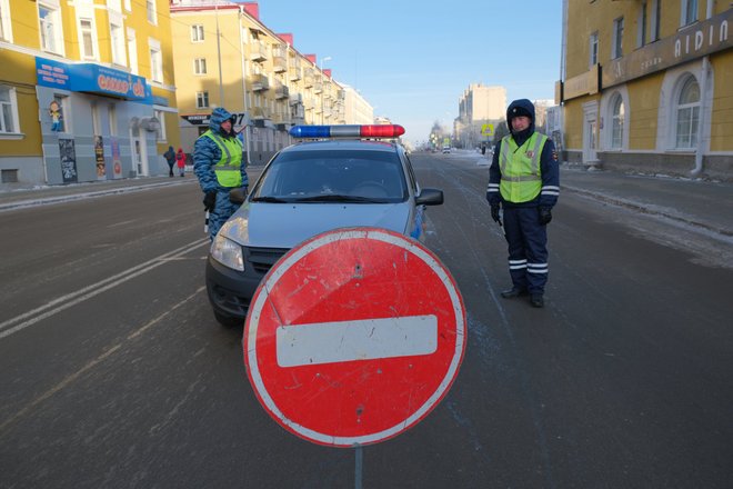 Сотрудники ГИБДД перекрыли автомобильную дорогу знаком "кирпич" Сотрудники ГИБДД перекрыли автомобильную дорогу знаком "кирпич"