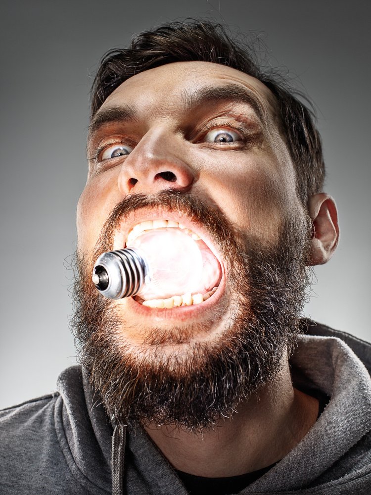 Зачем люди суют лампочку в рот