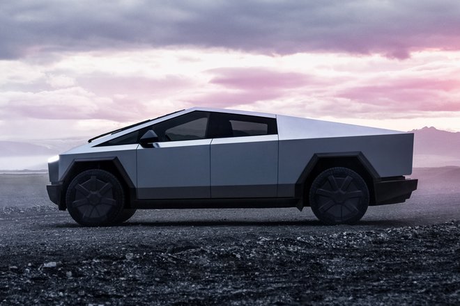 Серийная Tesla Cybertruck 2023 года