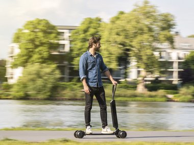 slide image for gallery: 25065 | Audi e-tron Scooter