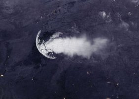 Огромное облако в форме медузы плывет над Мали во время грозы.