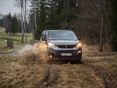slide image for gallery: 25643 | Peugeot Traveller 4×4