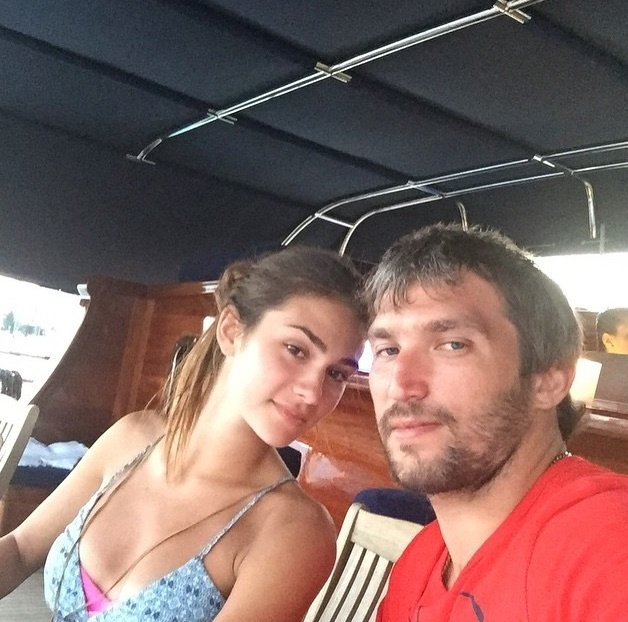 Александр Овечкин и его любимая, Анастасия Шубская, отдыхают на море